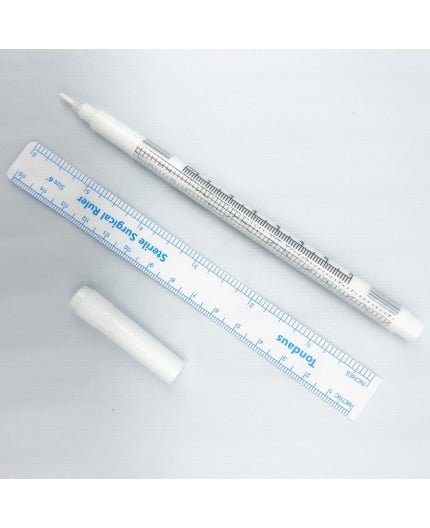 penna chirurgica bianca di precisione con righello