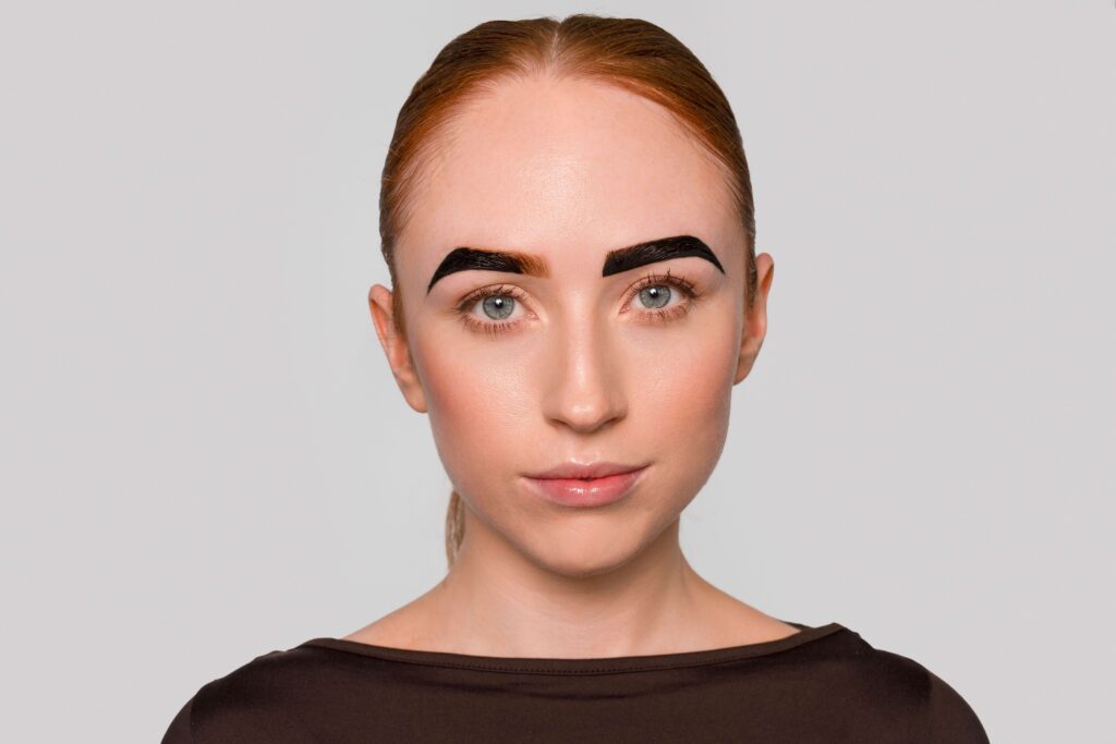 Powder Brows 2026: Γιατί τα “υπερβολικά σκούρα brows” θεωρούνται ξεπερασμένα